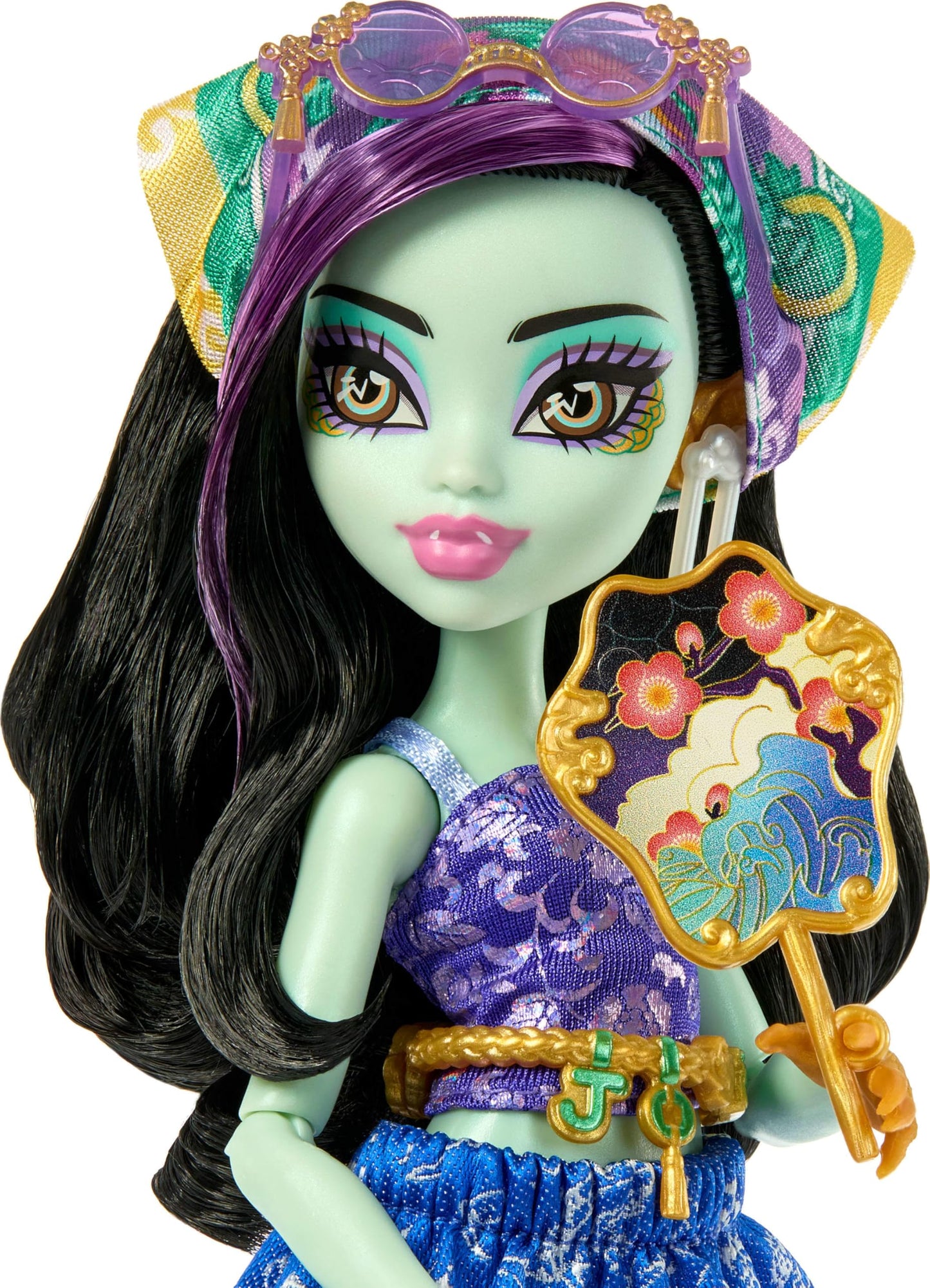 Monster High Skulltimate Secrets Draculaura Doll and Accessories Set, Destination: Gore-geous Oasis with Suitcase and 19+ Surprises Like Clothes