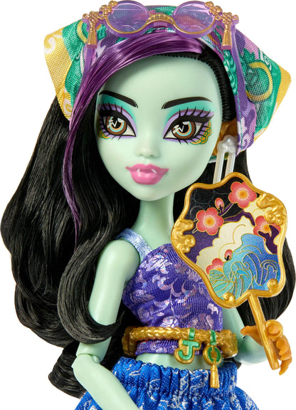Monster High Skulltimate Secrets Draculaura Doll and Accessories Set, Destination: Gore-geous Oasis with Suitcase and 19+ Surprises Like Clothes